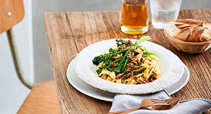 Tagliatelle mit Chimichurri-Rapsöl-Sauce und Spargelbrokkoli